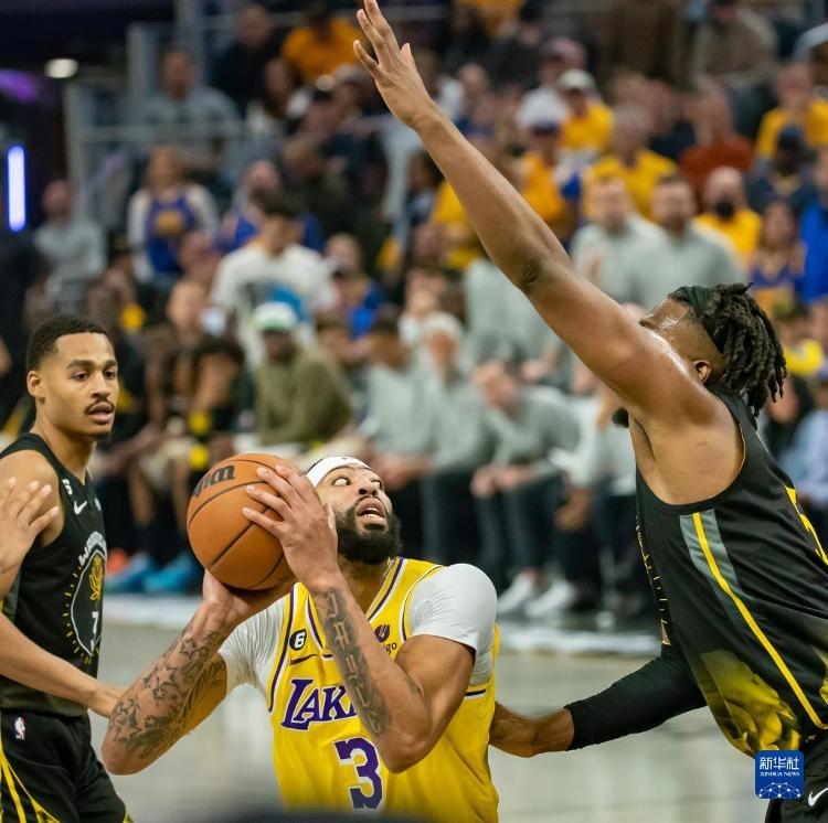 九游体育-包含赛地聚焦——NBA季后赛国际比赛日热度飙升，斯图加特主帅复盘，压力陡增，细节决定成败的词条-九游体育